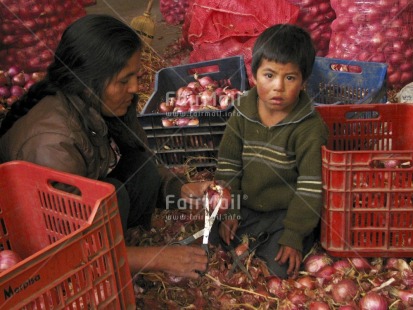 Fair Trade Photo Activity, Agriculture, Child labour, Colour image, Entrepreneurship, Food and alimentation, Horizontal, Market, Mother, One boy, One woman, Onion, People, Peru, Selling, Social issues, Son, South America, Working