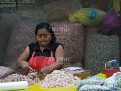 Fair Trade Photo 40-45 years, Activity, Colour image, Cutting, Day, Entrepreneurship, Food and alimentation, Horizontal, Latin, Looking away, Market, One woman, Outdoor, People, Peru, Portrait halfbody, Selling, South America