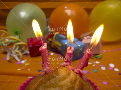 Fair Trade Photo Balloon, Birthday, Cake, Candle, Colour image, Congratulations, Food and alimentation, Fruits, Gift, Horizontal, Indoor, Orange, Peru, Pink, South America, Tabletop
