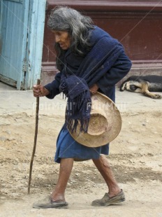 Fair Trade Photo 60-65 years, Activity, Clothing, Colour image, Dailylife, Hat, Latin, Looking away, Old age, One woman, Outdoor, People, Peru, Portrait fullbody, Rural, South America, Street, Streetlife, Traditional clothing, Vertical, Walking