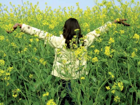 Fair Trade Photo Greeting Card Asia, Balance, Colour image, Day, Earth, Emotions, Enjoy, Flower, Freedom, Garden, Girl, Green, Happiness, Horizontal, India, Nature, One girl, Outdoor, People, Rural, Seasons, Spirituality, Summer, Well done, Yellow