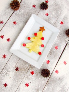 Fair Trade Photo Christmas, Colour image, Food and alimentation, Fruits, Peru, Pine, Pineapple, Plate, Red, Seasons, Snow, South America, Star, Table, Tree, Vertical, White, Winter