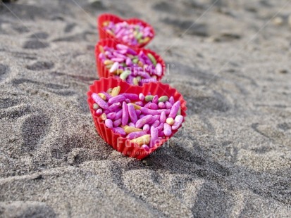 Fair Trade Photo Beach, Colour image, Cupcake, Food and alimentation, Heart, Horizontal, Love, Outdoor, Peru, Pink, Red, Sand, Seasons, South America, Summer, Sweets, Valentines day