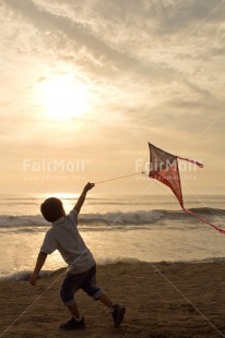 Fair Trade Photo Activity, Beach, Boy, Child, Colour image, Congratulations, Emotions, Felicidad sencilla, Happiness, Happy, Holiday, Kite, People, Peru, Play, Playing, Sea, South America, Sunset, Vertical