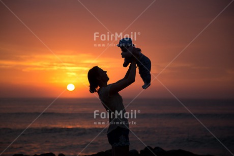 Fair Trade Photo Baby, Colour image, Food and alimentation, Fruits, Horizontal, Mother, New baby, Ocean, Orange, People, Peru, Sea, Shooting style, Silhouette, South America, Sunset, Yellow