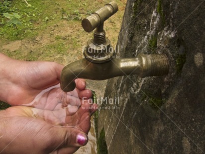 Fair Trade Photo Activity, Cleaning, Colour image, Dailylife, Drinking, Food and alimentation, Hand, Horizontal, Hygiene, Multi-coloured, Outdoor, People, Peru, Portrait halfbody, Rural, Sanitation, Social issues, South America, Washing, Water, Waterdrop