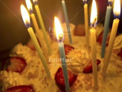 Fair Trade Photo Birthday, Cake, Candle, Closeup, Colour image, Flame, Food and alimentation, Fruits, Horizontal, Indoor, Invitation, Night, Party, Peru, South America, Strawberry